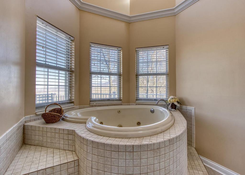 Ober Hideaway, Hot Tub, Wifi, 1089 Free Tickets Each Paid Day, Dollywood And More Гатлинбург Экстерьер фото